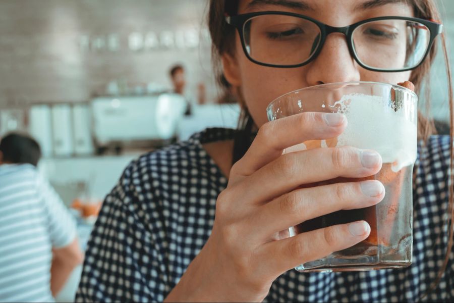 Frau trinkt Kaffee