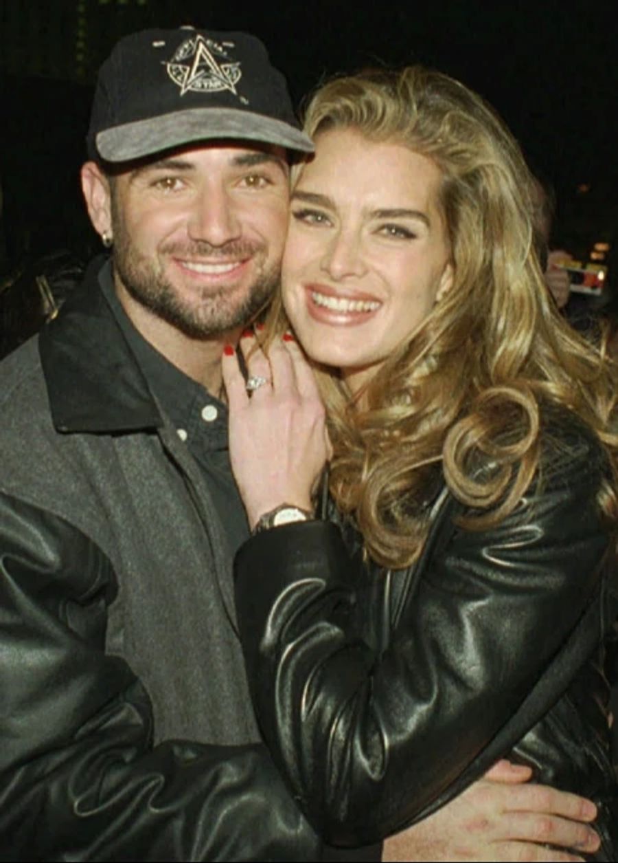 Brooke Shields war von 1997 bis 1999 mit dem Tennisspieler Andre Agassi verheiratet.