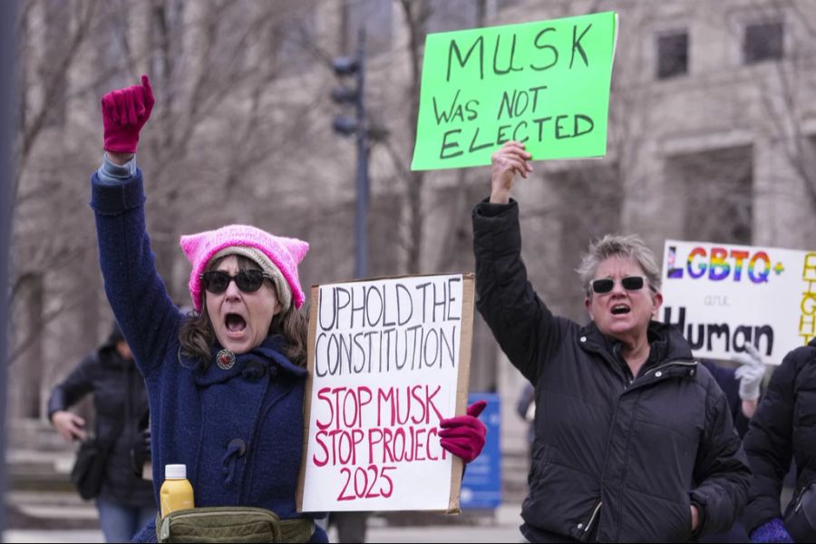 Die Demonstrantinnen Gail Bray (links) und Kyla Williams protestieren gegen «Project 2025» vor dem Parlamentsgebäude in Indianapolis, am 5. Feburar 2025.