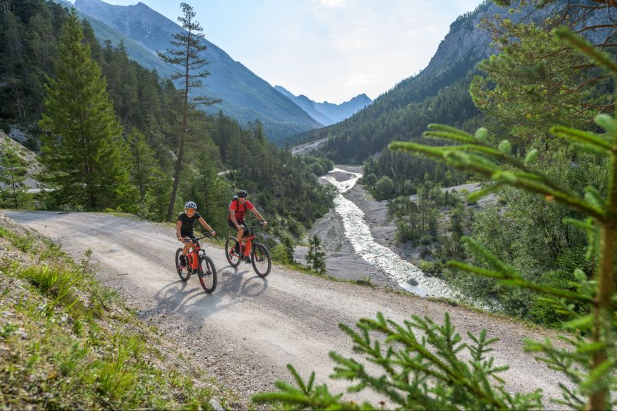 Die Region Seefeld ist umgeben von eindrucksvollen Bergen - hier im Hinterautal entlang der Isar.