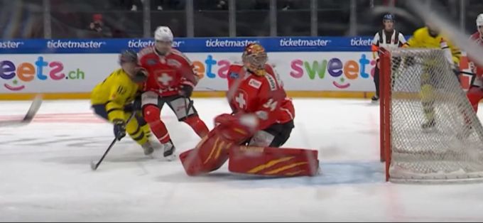 Denis Malgin trifft Jesper Fröden mit dem Ellenbogen mitten im Gesicht. Schweizer Nati
