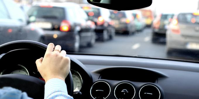 Regelmässiger Stau kommt teuer. Zeitverlust, Kraftstoffkosten und Folgekosten der Abgase für Umwelt und Gesundheit summieren sich. (Symbolbild) Auto Steuer Stau Hände