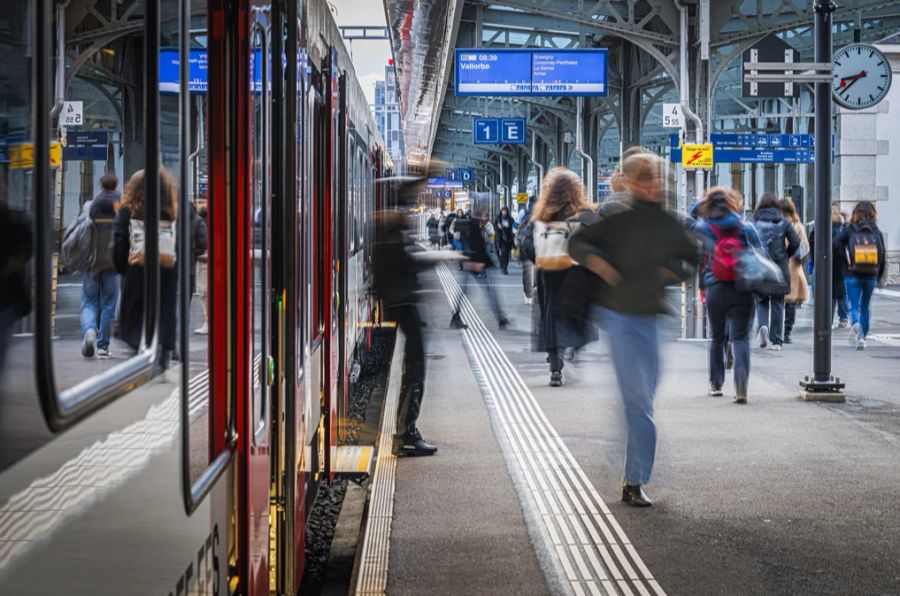 Fast eine Million Menschen wurden im Jahr 2023 beim Schwarzfahren erwischt.