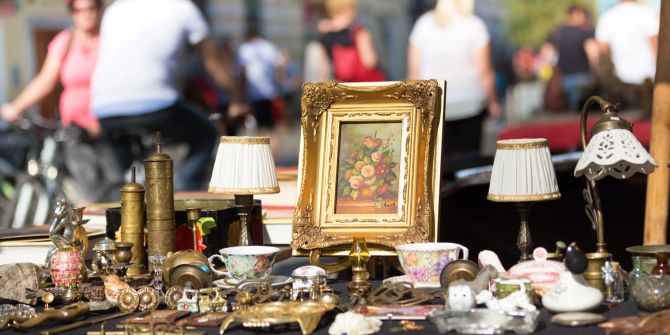 Flohmarkt mit antiken Gegenständen