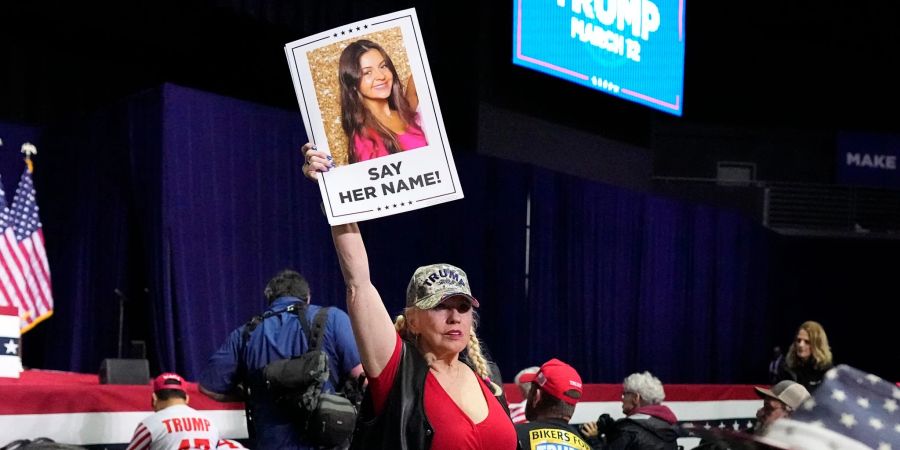 Eine Trump-Unterstützerin hält bei einer Wahlkampfveranstaltung im Bundesstaate Georgia ein Schild in die Höhe, dass die ermordete Studentin Laken Riley zeigt. (Archivbild)