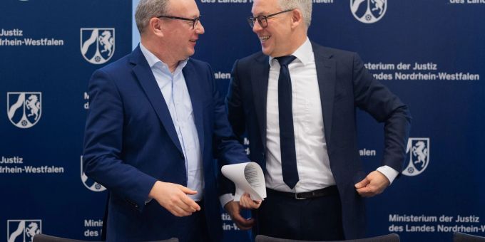 NRW-Justizminister Benjamin Limbach (Grüne, links) und Oberstaatsanwalt Tim Engel wollen Cum-Ex-Steuerbetrügern an den Kragen. (Archivbild) NRW-Justizminister Benjamin Limbach (Grüne, links) und Oberstaatsanwalt Tim Engel wollen Cum-Ex-Steuerbetrügern an den Kragen.