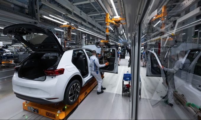 Trumps neue Zölle könnten die deutsche Exportwirtschart schwer treffen. (Symbolbild) Trumps Autos Werk