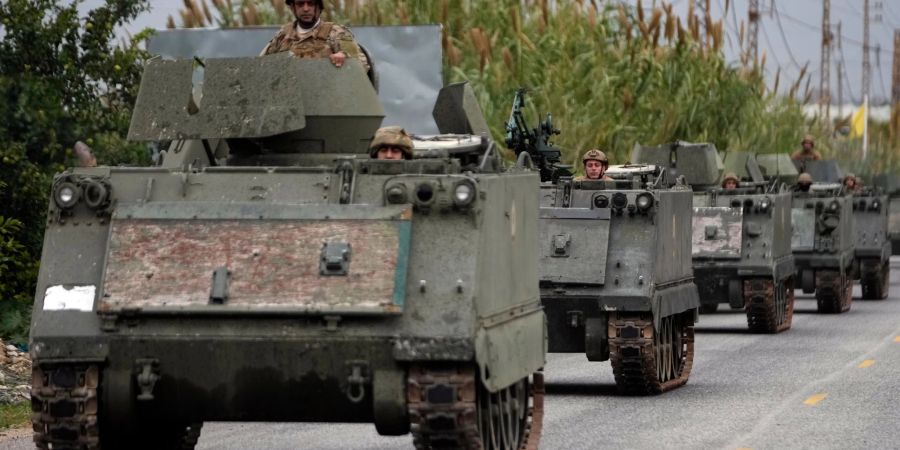 Libanesische Soldaten fahren in einem Konvoi im Südlibanon. (Archivbild)