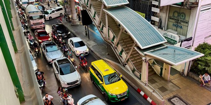 Die unzähligen Autos und Motorräder auf den Strassen Bangkoks sind eine der Hauptursachen für die dicke Luft. Die unzähligen Autos und Motorräder auf den Strassen Bangkoks sind eine der Hauptursachen für die dicke Luft.
