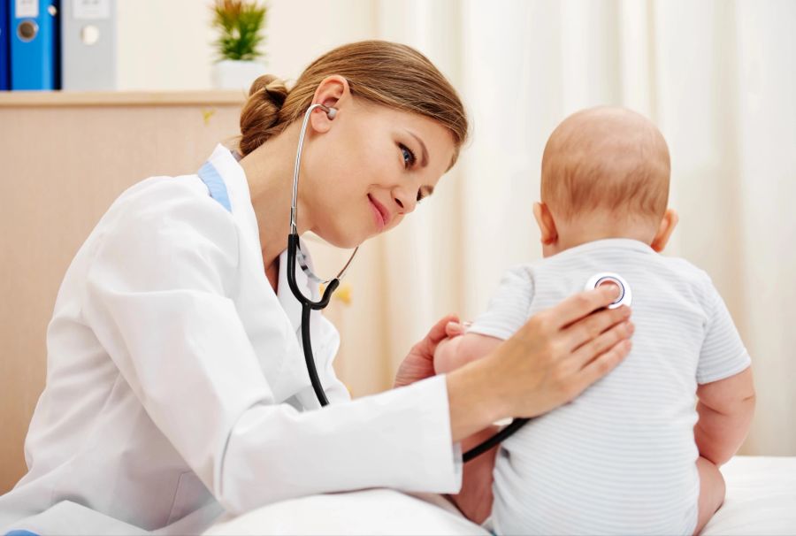 kinderärztin hört baby ab