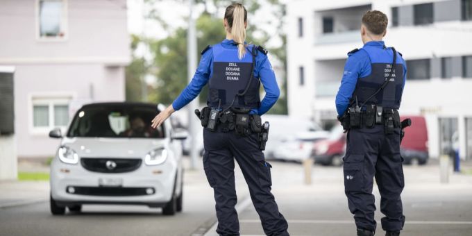 Einkaufstouristen werden beim Zoll beobachtet und teils kontrolliert. Die Zöllner sind aber auch nach der Grenze noch aktiv. Zoll