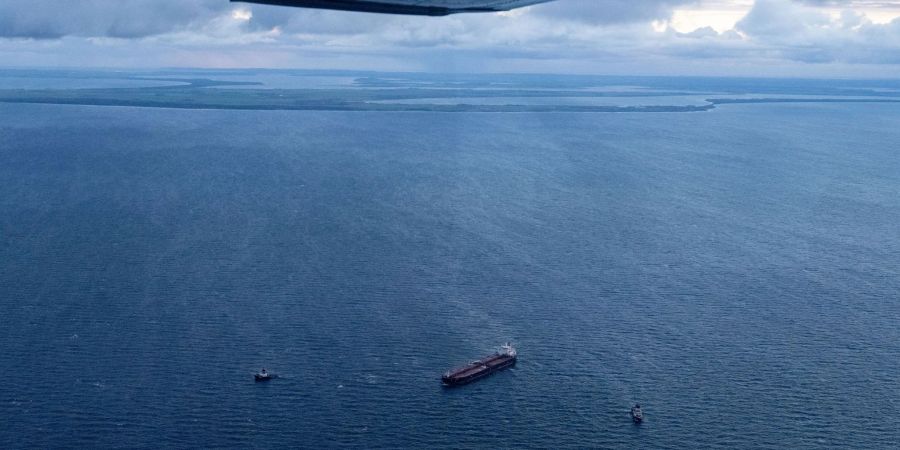 Zusätzliche Schiffe wurden zu dem havarierten Tanker und in dessen Nähe beordert.