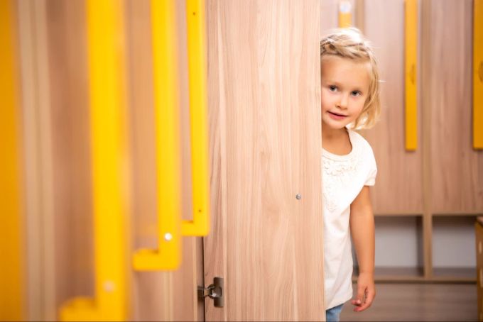 Durch die spielzeugfreie Zeit wird auch die Kommunikation der Kinder gestärkt. (Symbolbild) spielzeugfreier Kindergarten