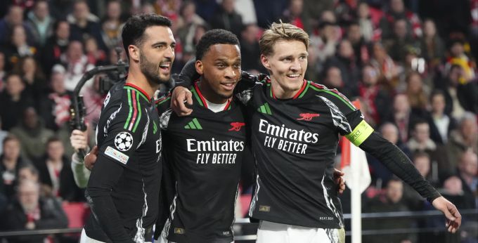 Die Spieler von Arsenal feiern das Tor zum 1:0 gegen Eindhoven. FC Arsenal