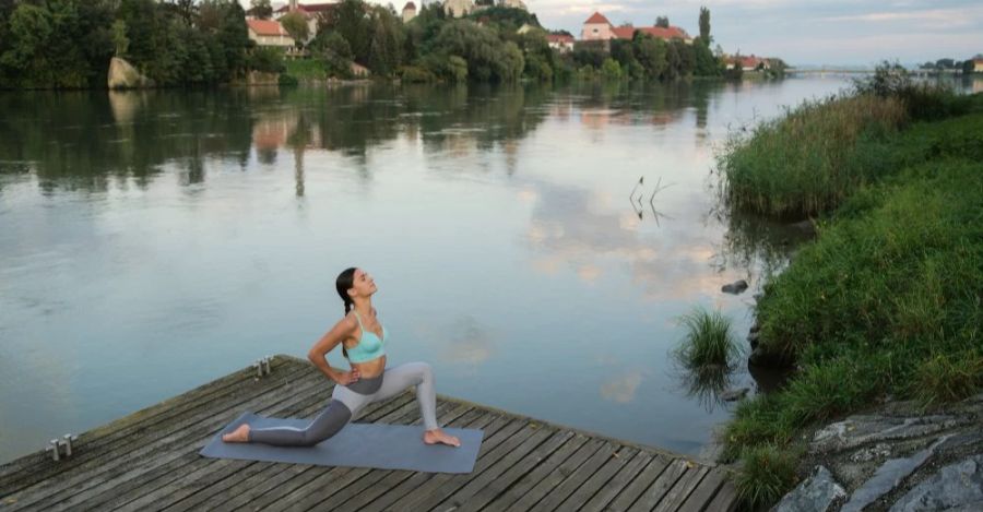 Frau Yoga Fluss Panorama