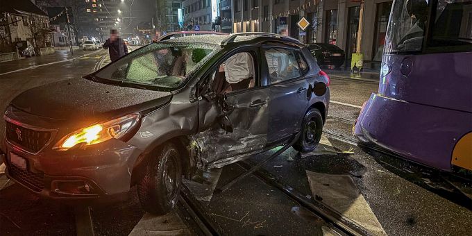 Ursache unklar - Kollision zwischen Peugeot und Tram in Reinach BL