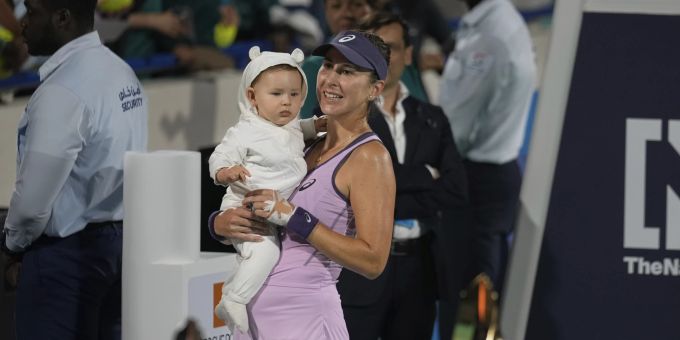 Belinda Bencic mit Tochter Bella nach ihrem Turniersieg in Abu Dhabi. Belinda Bencic