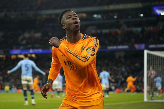 Vinicius Junior von Real Madrid verhöhnt die gegnerischen Fans von Manchester City. Vinicius Junior