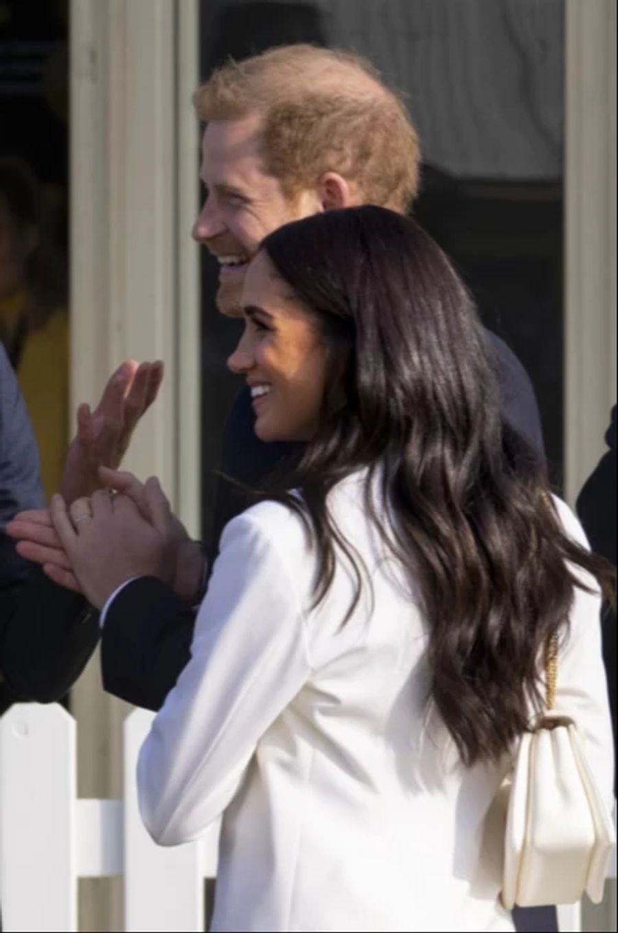 An Harrys Hinterkopf haben sich die Haare schon verabschiedet.