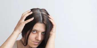 Frau mit grauem Haaransatz