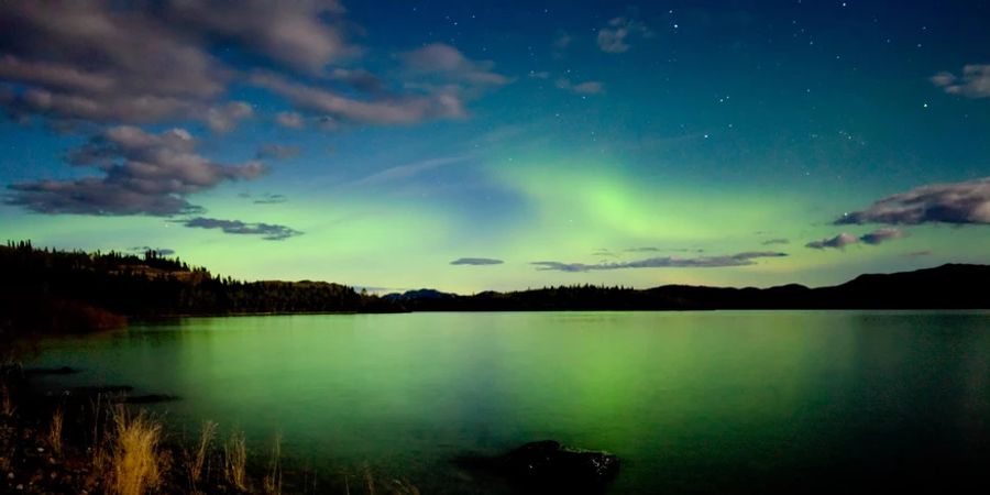 Nordlichter über einem kanadischen See