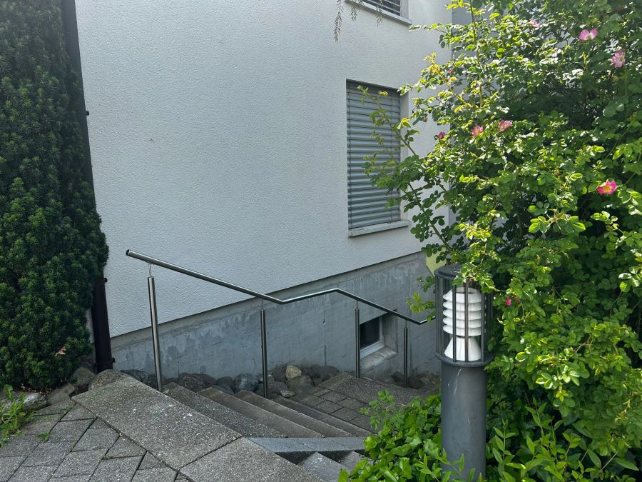 Die Familie wohnt nun im Erdgeschoss sowie im ersten Stock des Hauses.
