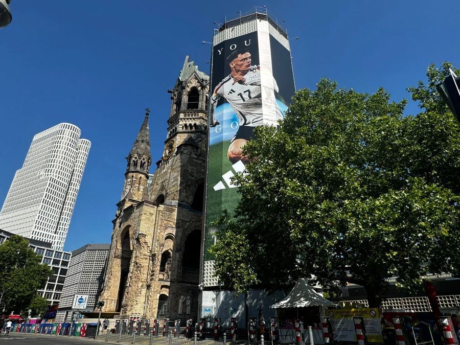 Ein Mega-Poster von Florian Wirtz in Berlin.