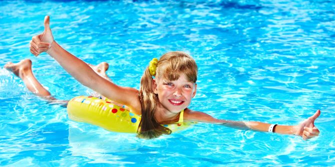 Mädchen Schwimmbad Wasser Schwimmreifen