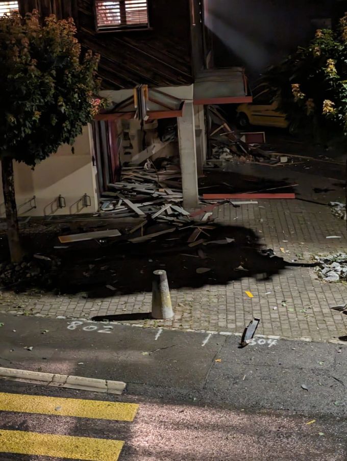 In Wattenwil BE haben Unbekannte einen Bankomaten gesprengt. wattenwil be