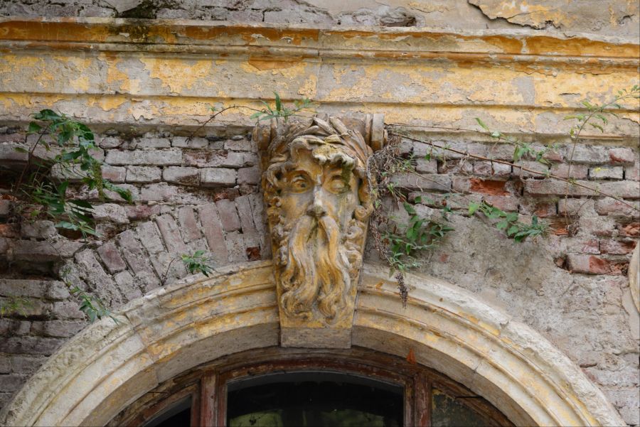 Băile Herculane Stadt Rumänien alten Thermalbad Gebäude, Steinkopf, Skulptur.