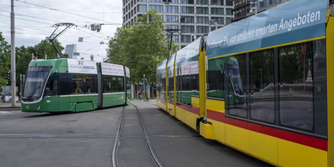 Ein Tram der BVB (Basler Verkehrs-Betriebe), links, und der BLT (Baselland Transport ). (Symbolbild) Ein Tram