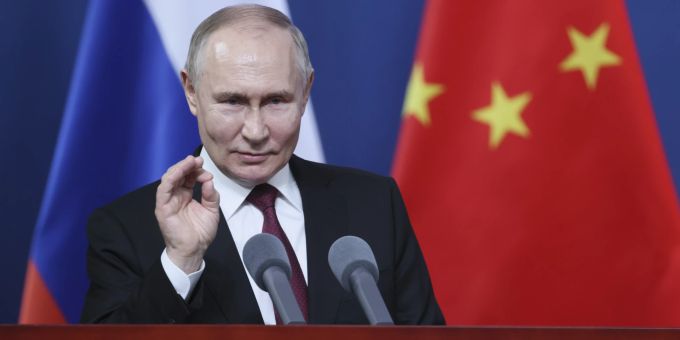 Bei seinem Besuch in China spricht Wladimir Putin auch über die Stadt Charkiw. Ukraine Krieg Wladimir Putin