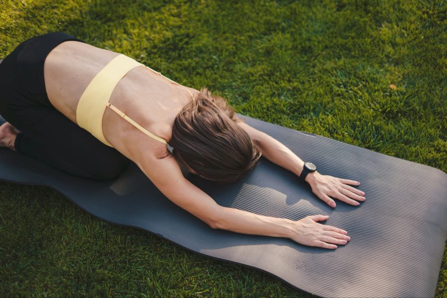 Frau macht Yoga