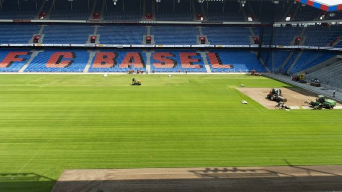 Es ist nicht das erste Mal, dass beim FC Basel der Rasen ausgetauscht wird. Hier ein Bild aus dem Jahr 2013. fc basel