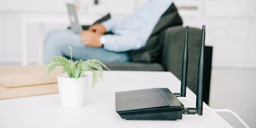 Router auf einem Tisch