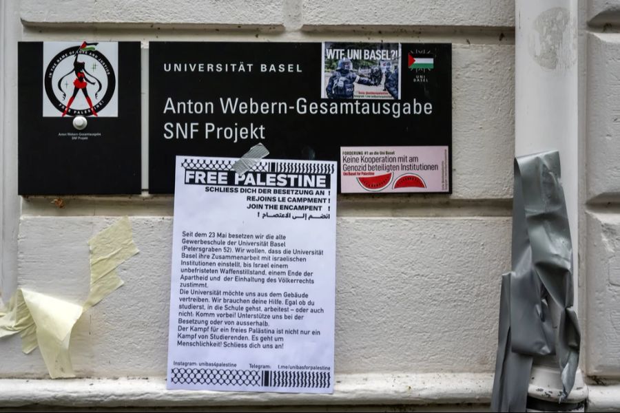 Studierende der Universität Basel benutzen die Wassermelone als Zeichen ihrer Unterstützung mit Palästina.