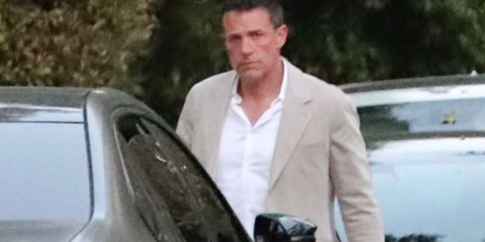 Ben Affleck ohne Jennifer Lopez auf dem Weg zur Highschool-Abschlussfeier seiner Tochter. Der Schauspieler wirkt schlecht gelaunt. ben affleck jennifer lopez