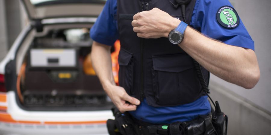 Der flüchtige Autofahrer, der in Rapperswil-Jona SG zwei Personen angefahren haben soll, wurde später im Kanton Zürich verhaftet. (Symbolbild)