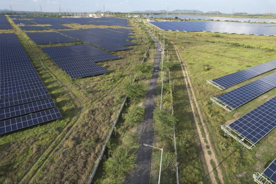 Photovoltaik-Anlagen in Indien. Der Subkontinent deckte zusätzlichen Strombedarf mehr als vollständig mit Solarstrom.