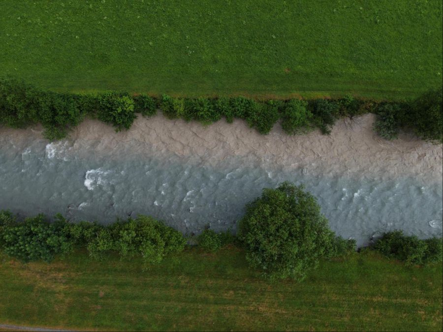 Dreck-Wasser trifft auf klares Wasser.