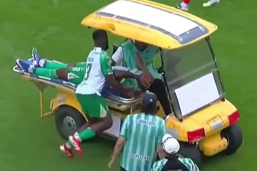 Der Medical-Cart rollt mit einem verletzten Spieler vom Feld – Caicedo läuft zu diesem Zeitpunkt in das Fahrzeug rein..