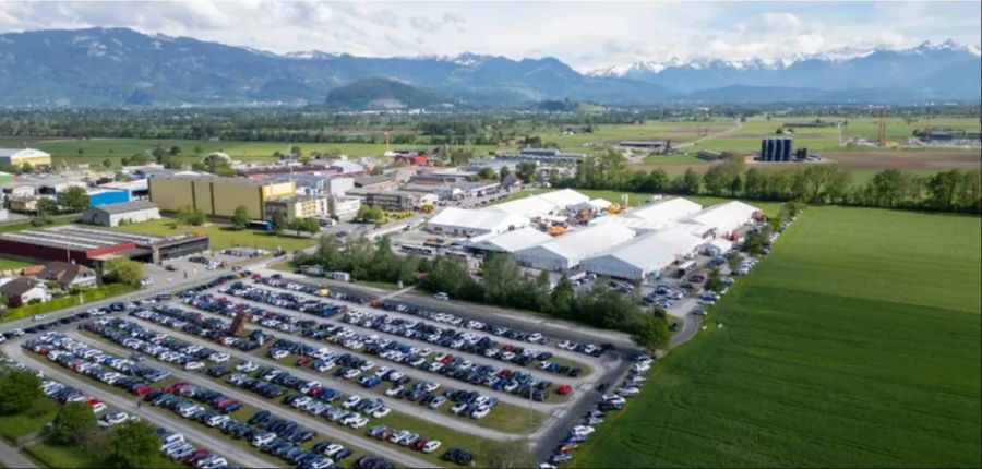 Jährlich wird auf der Allmend eine "Zeltstadt" für die Rhema auf- und abgebaut. Nun arbeitet die Rheintal Messe und Event AG an den weiteren Schritten für eine fixe Eventhalle. Bild: pd