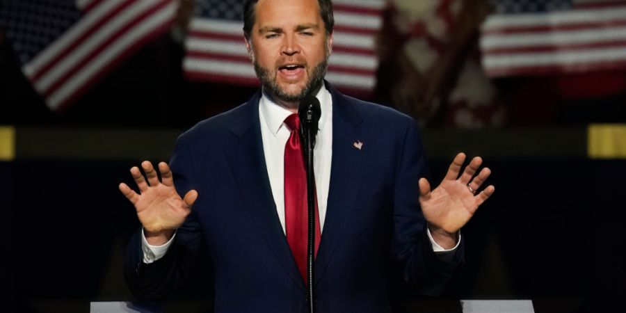 US-Vizepräsident JD Vance hält auf dem Parteitag der Republikaner eine Rede. Foto: Tony Gutierrez/AP/dpa
