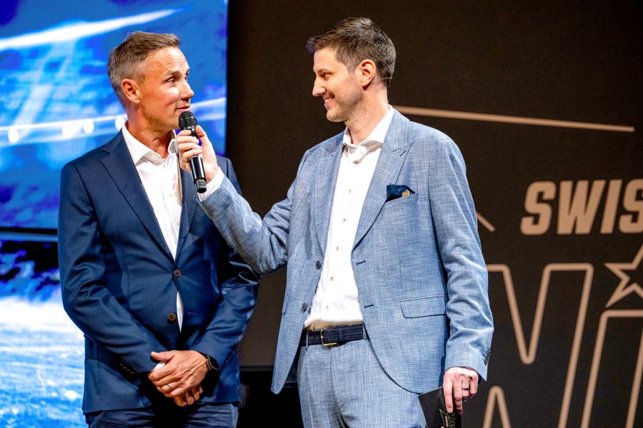 Gottéron’s-Meistertrainer Roger Rönnberg mit Interviewer Reto Müller.
