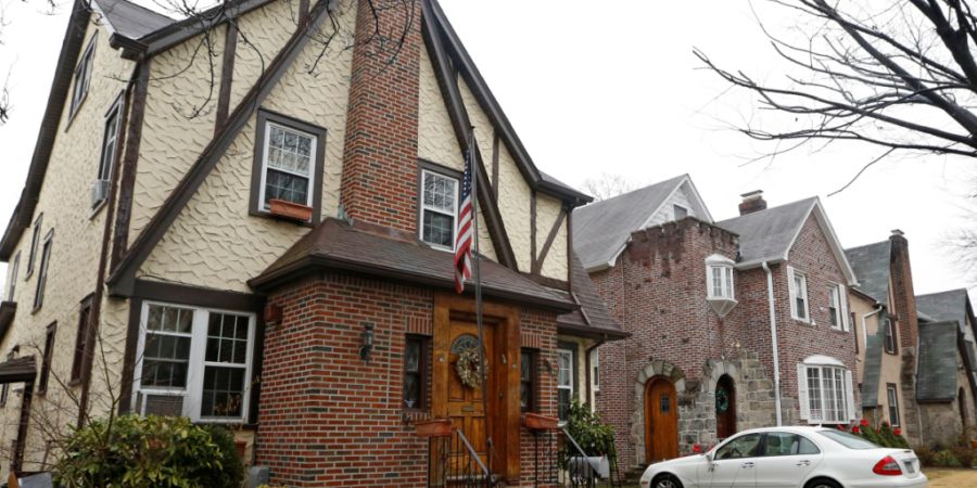 ARCHIV - Das Elternhaus von Donald Trump, in dem er seine Kindheit verbrachte. Foto: Kathy Willens/AP/dpa