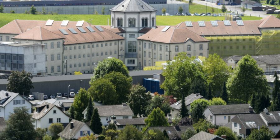 Die Justizvollzugsanstalt Lenzburg (JVA) im Kanton Aargau produziert und verkauft Wein. Der Regierungsrat will die Terrassen des traditionellen Rebbergs sanieren - und weist Kritik aus ...