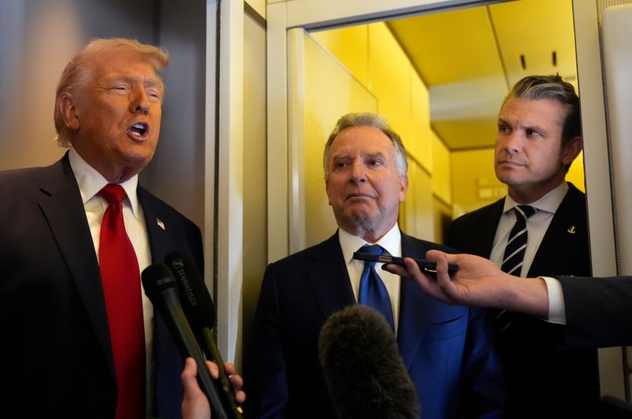 Steve Witkoff (Mitte) ist der Chefunterhändler von US-Präsident Donald Trump (l). Rechts im Bild ist Verteidigungsminister Pete Hegseth zu sehen.