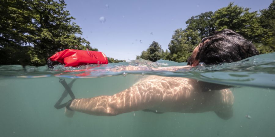 Das Mitführen eines Schwimmsacks erhöht die Sicherheit beim Schwimmen im Fluss. (Archivbild)