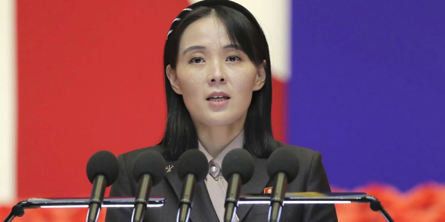 HANDOUT - ARCHIV - Auf diesem von der nordkoreanischen Regierung zur Verfügung gestellten Foto via AP hält Kim Yo Jong, die Schwester des nordkoreanischen Machthabers Kim Jong Un, ein...