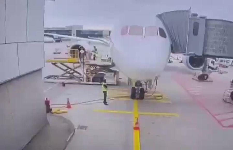 Sekunden vor dem Vorfall: Das Bugfahrwerk der Boeing 787 ist noch sichtbar ausgefahren.